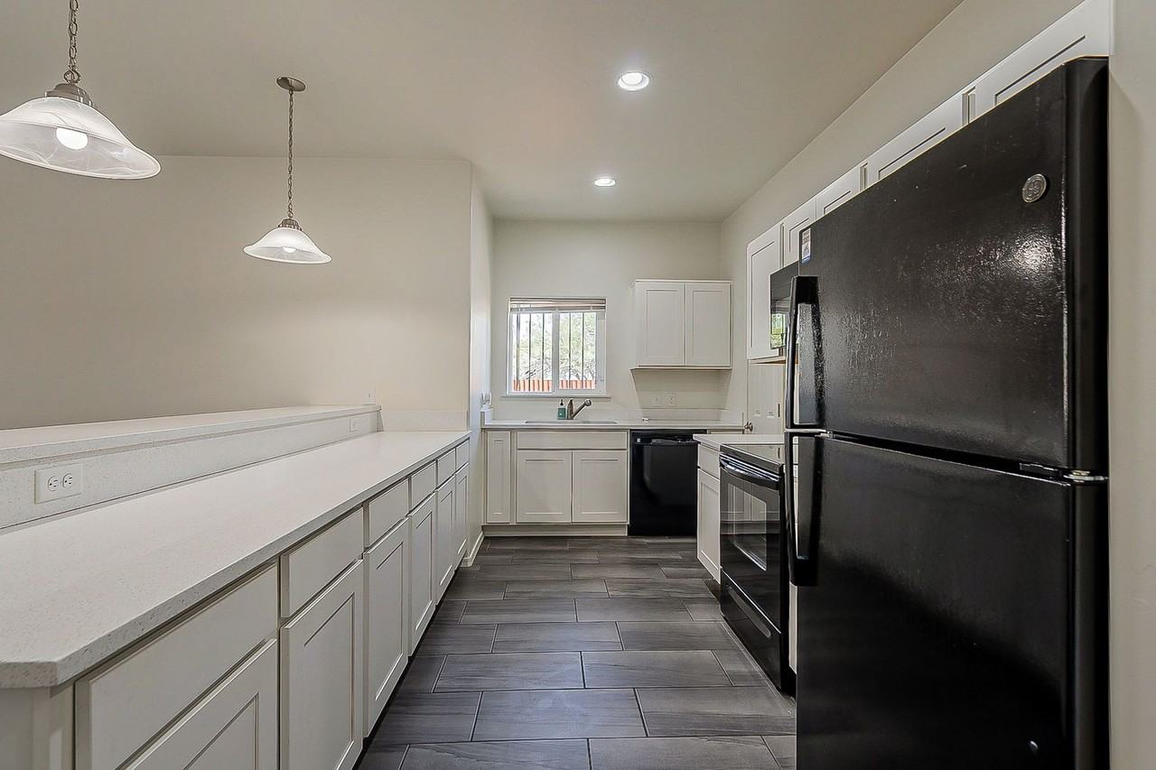 701 E 5th St - Photo 7 of 27