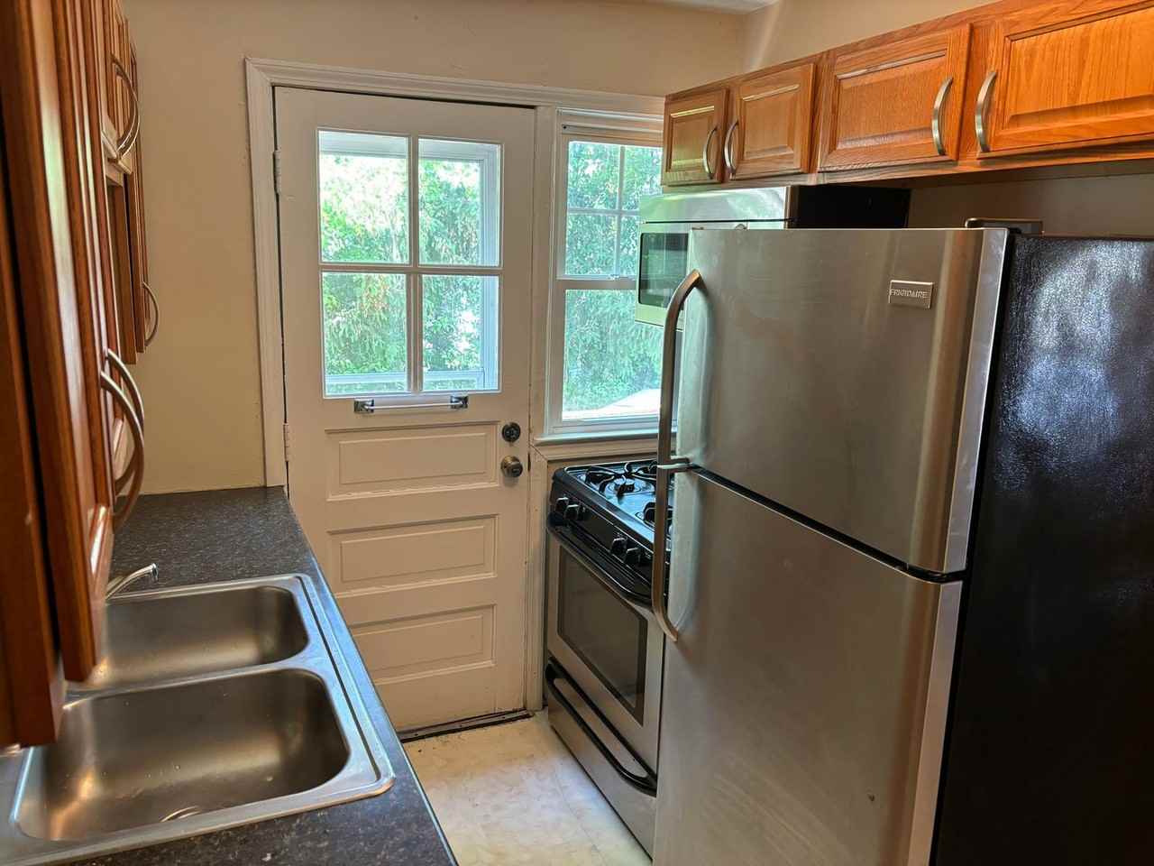 24991 Euclid Ave - Photo 2 of 7