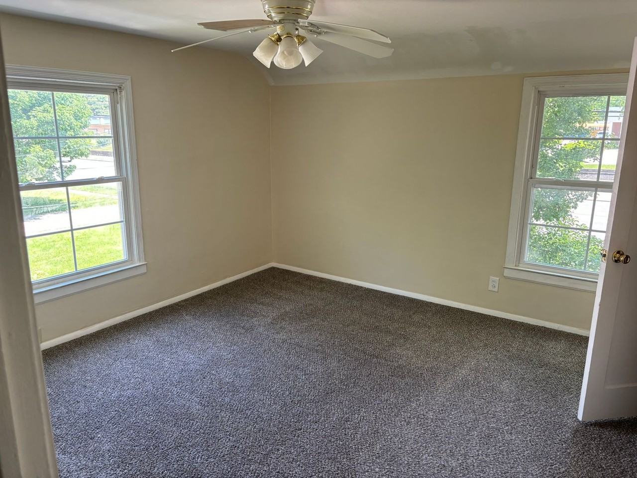 24991 Euclid Ave - Photo 3 of 7