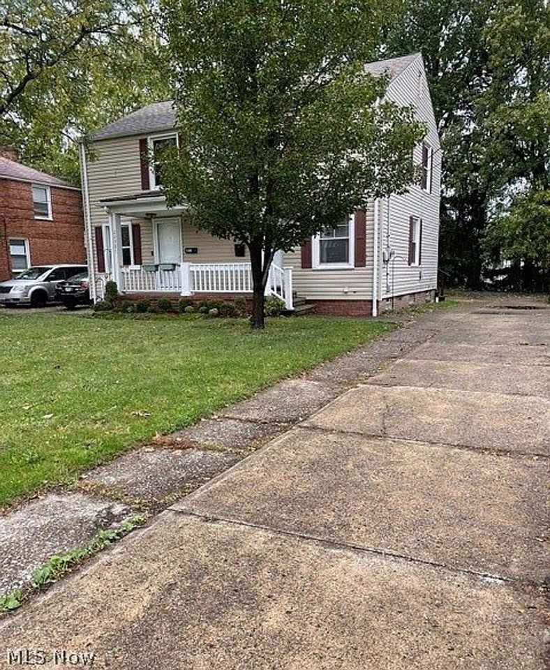 24991 Euclid Ave - Photo 6 of 7