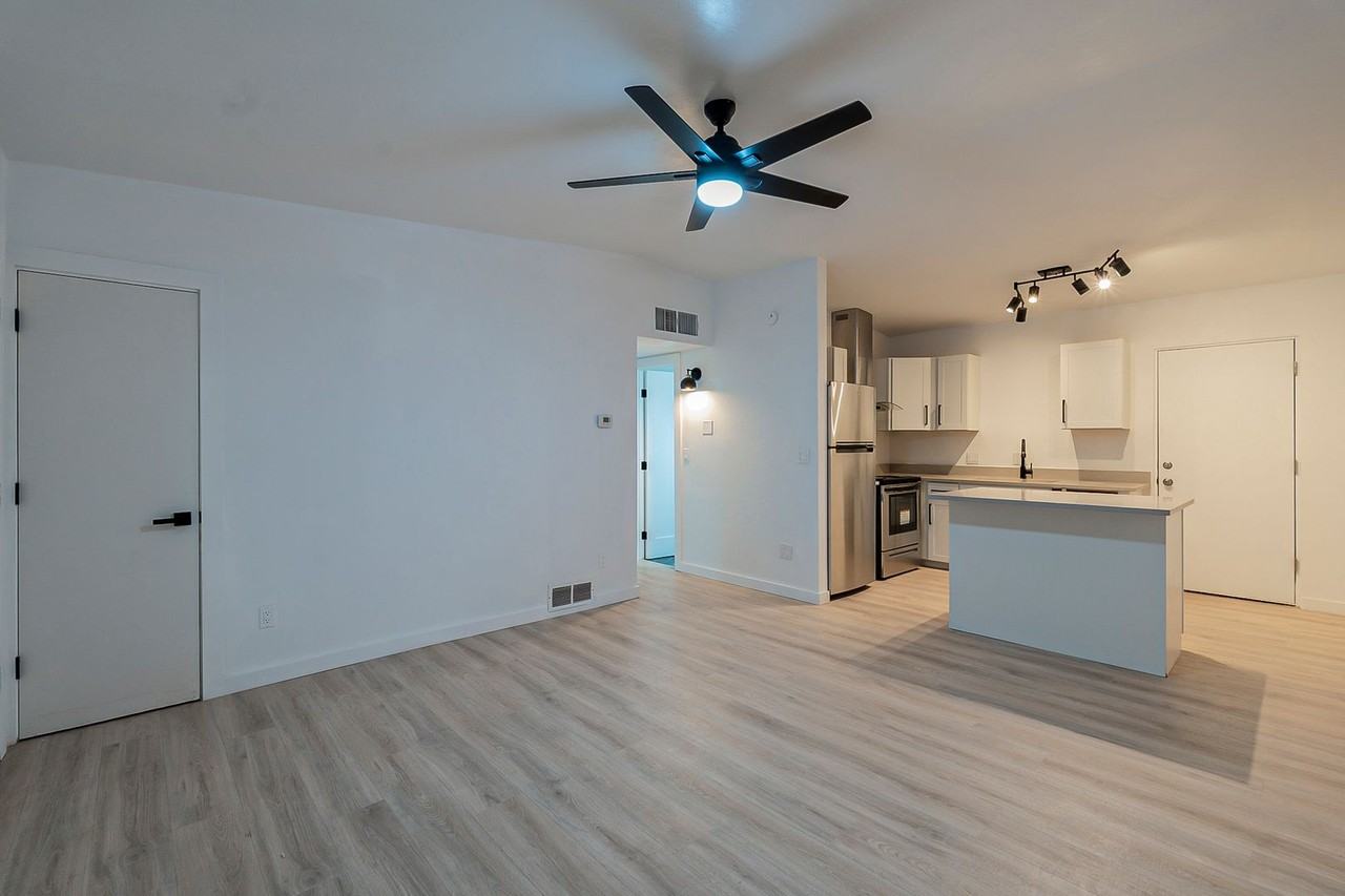 1048-1060 E. Elm St. ( 1048, 1050, 1054, 1056, 1058, 1060 ) - Photo 2 of 9