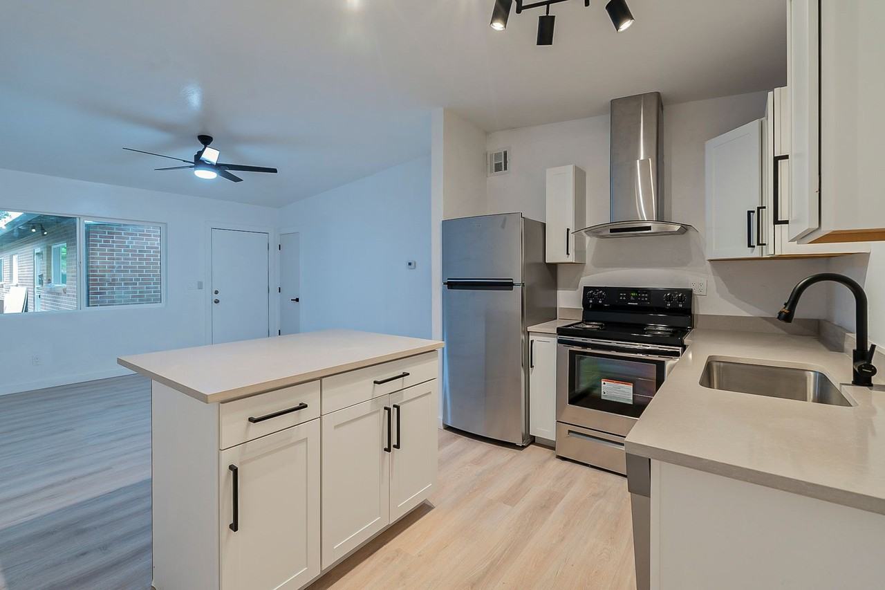 1048-1060 E. Elm St. ( 1048, 1050, 1054, 1056, 1058, 1060 ) - Photo 3 of 9