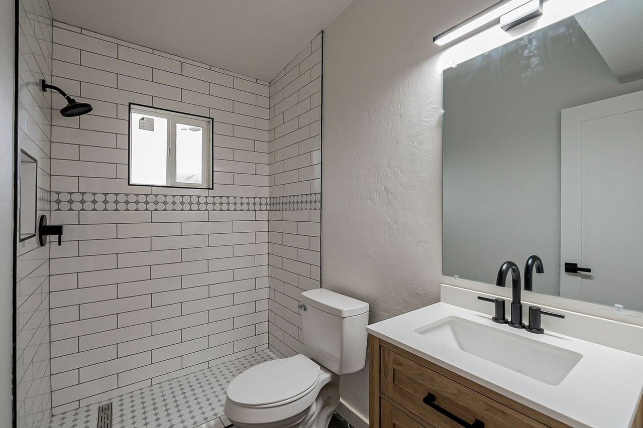 1048-1060 E. Elm St. ( 1048, 1050, 1054, 1056, 1058, 1060 ) - Photo 4 of 9