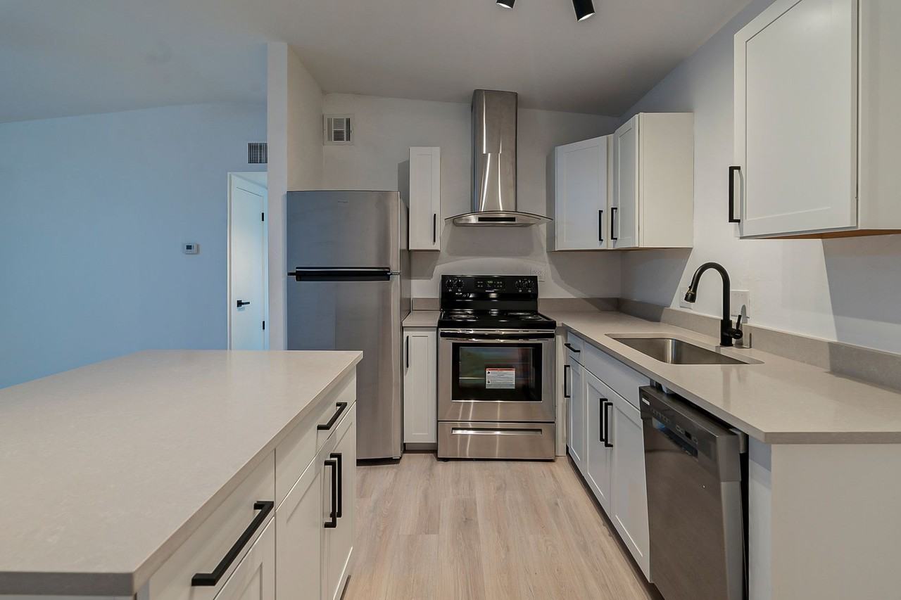 1048-1060 E. Elm St. ( 1048, 1050, 1054, 1056, 1058, 1060 ) - Photo 6 of 9