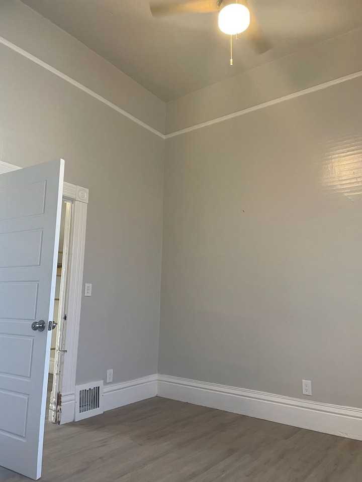 406 W 20th St #B - Photo 5 of 10