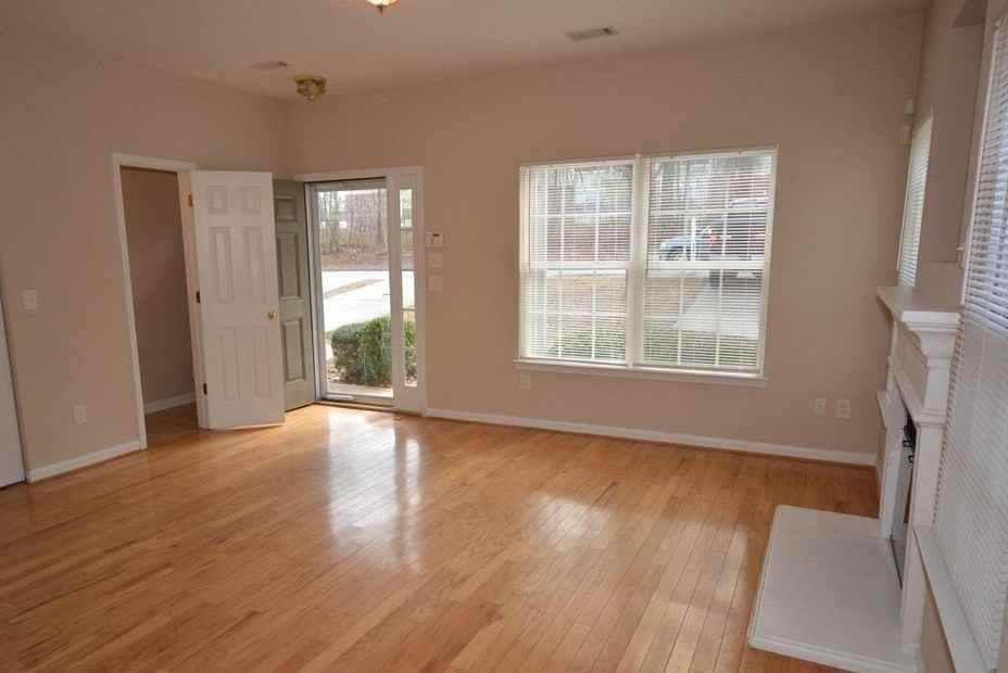 142 Brookview Dr - Photo 3 of 15