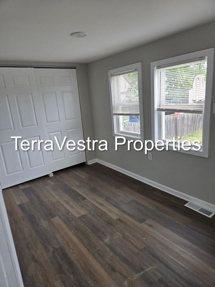 215 Maple Ave - Photo 6 of 11