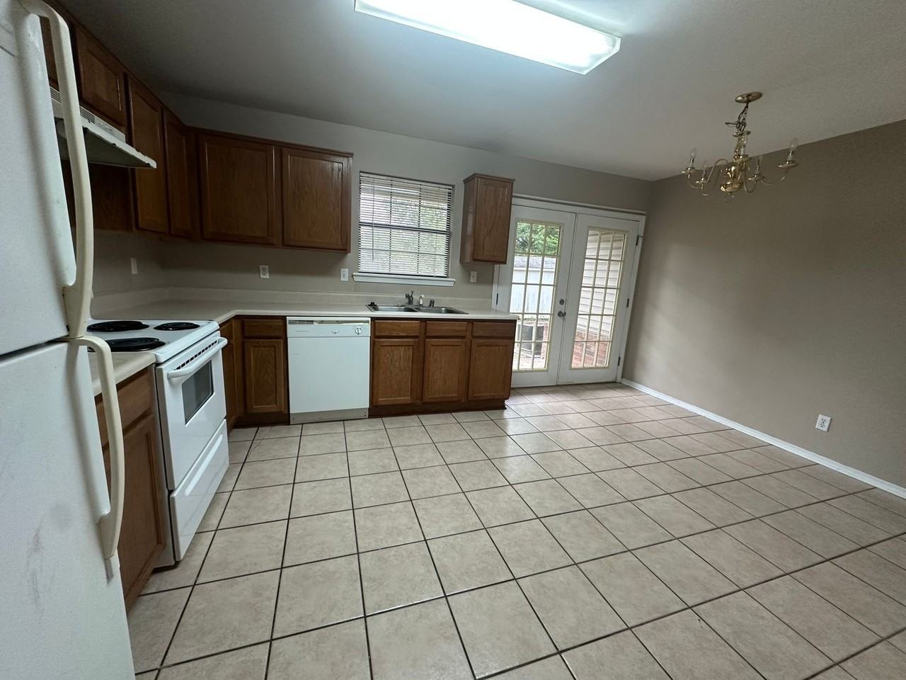 810 E L St - Photo 3 of 10