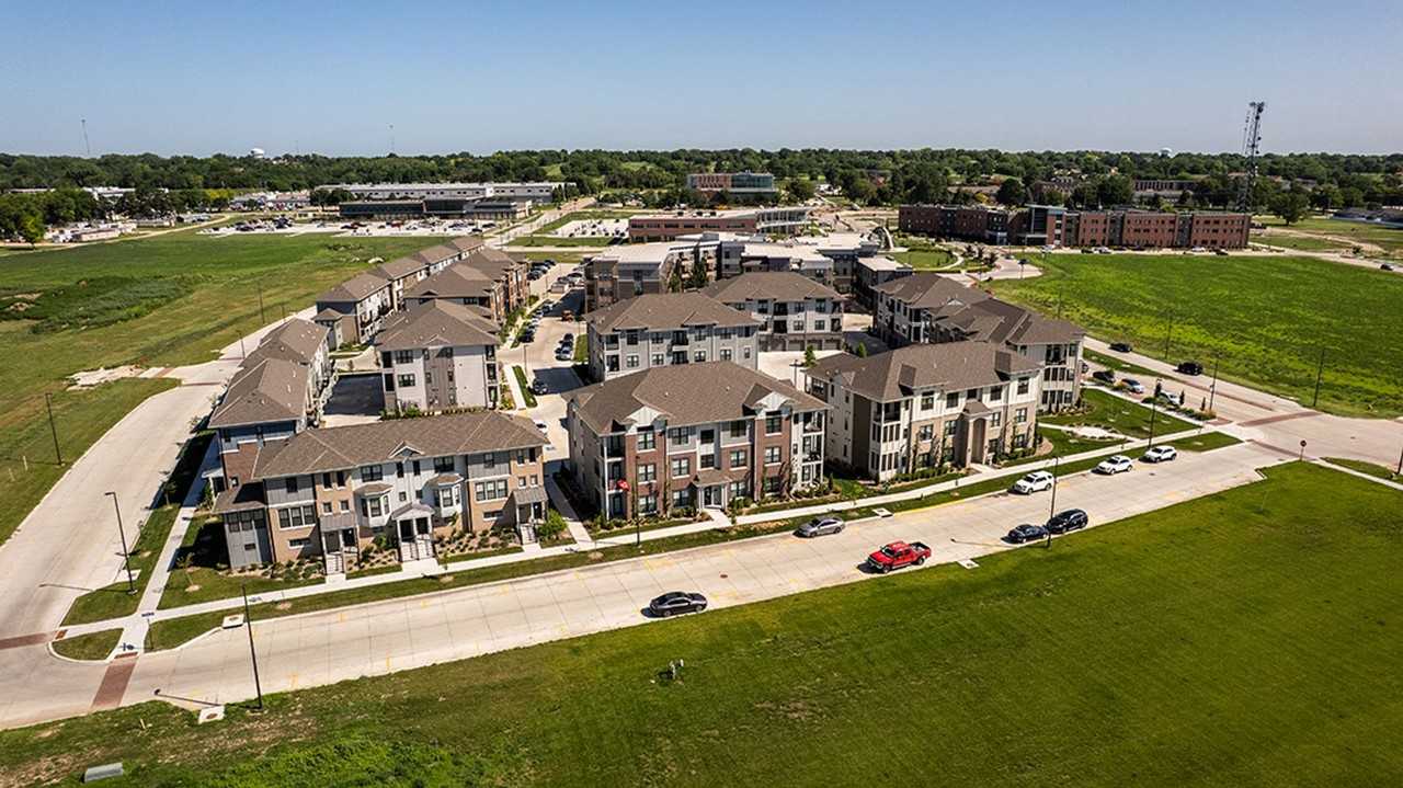 Element 30 Apartments - Photo 4 of 25