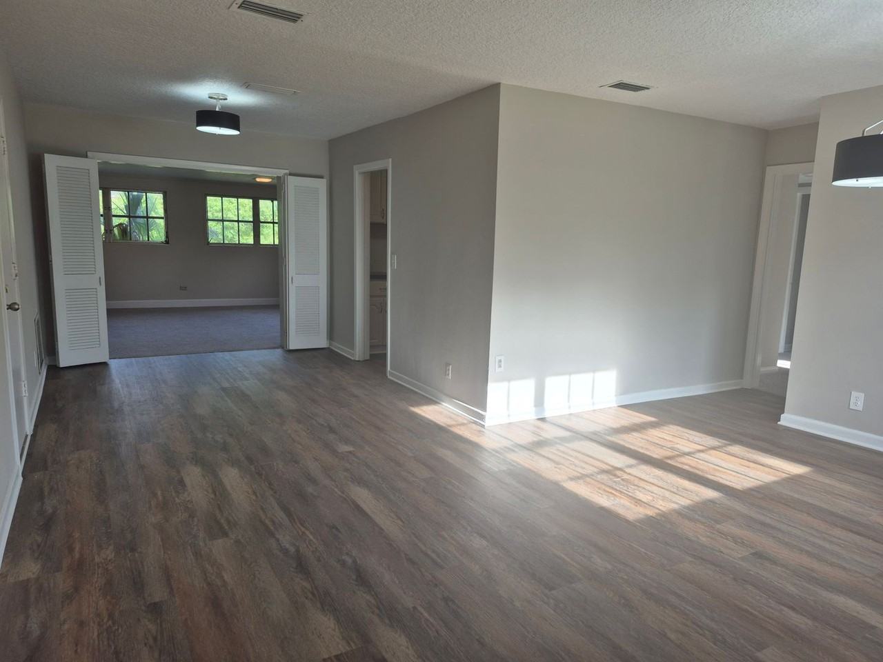 2518 Hirsch Ave - Photo 4 of 26