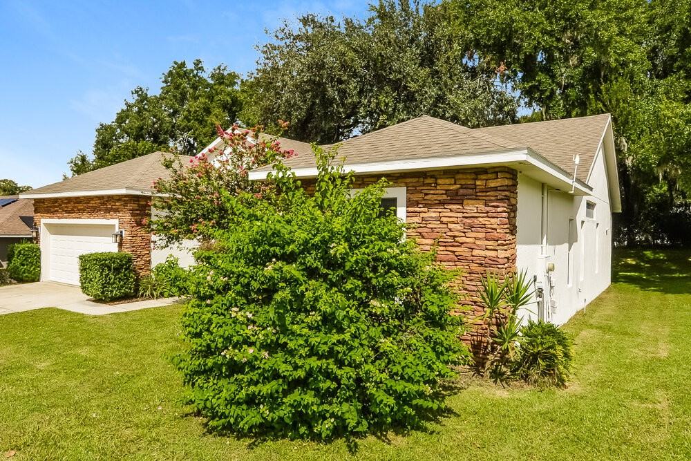 1260 Shorecrest Cir - Photo 3 of 16