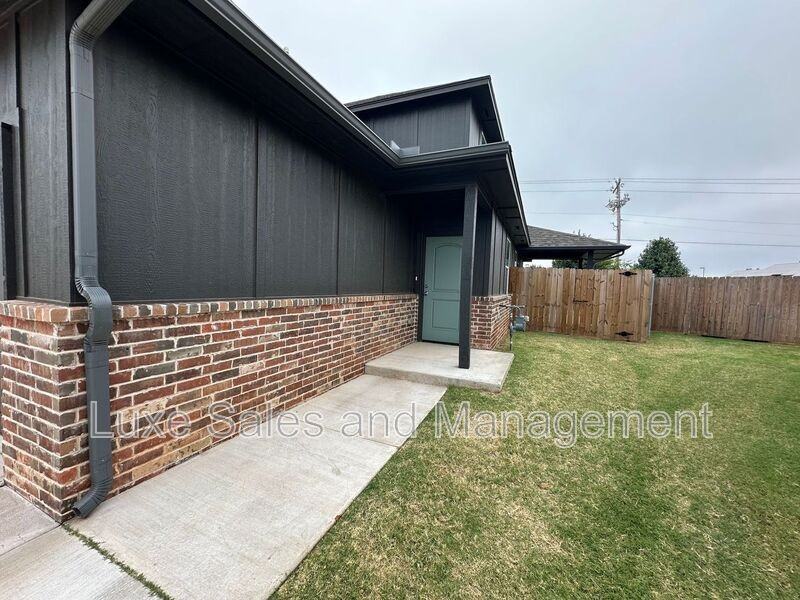 10516 Utica Dr - Photo 4 of 38