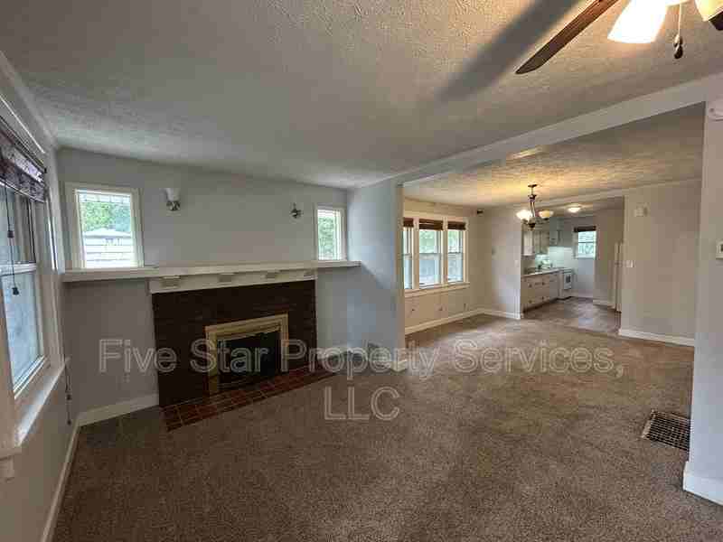 207 E Spruce St #207 - Photo 2 of 10