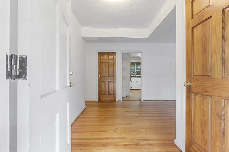 555 N Leak St - Photo 3 of 20