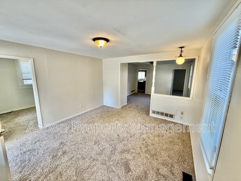 420 Hedge Ave - Photo 2 of 9