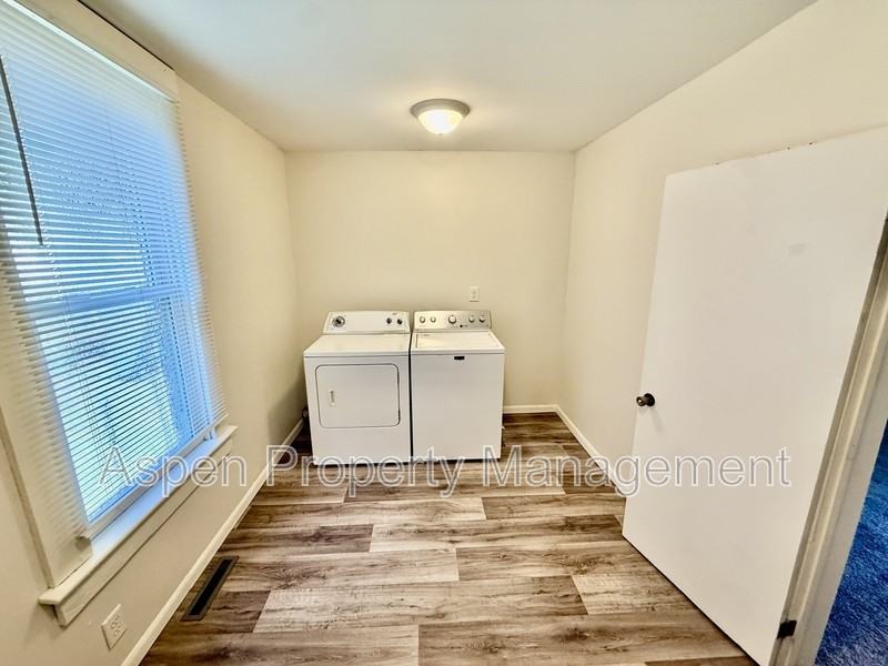 420 Hedge Ave - Photo 5 of 9