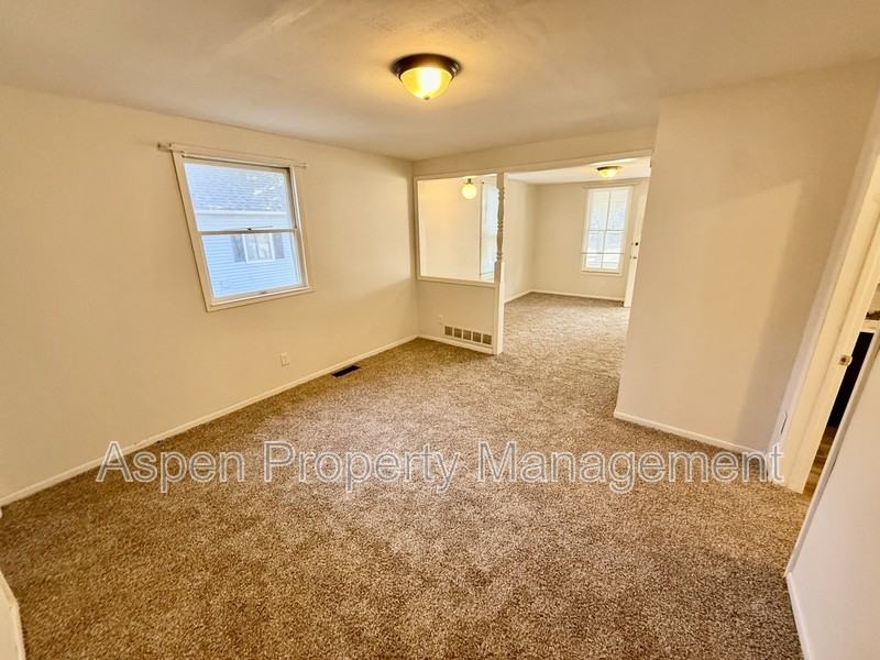 420 Hedge Ave - Photo 6 of 9