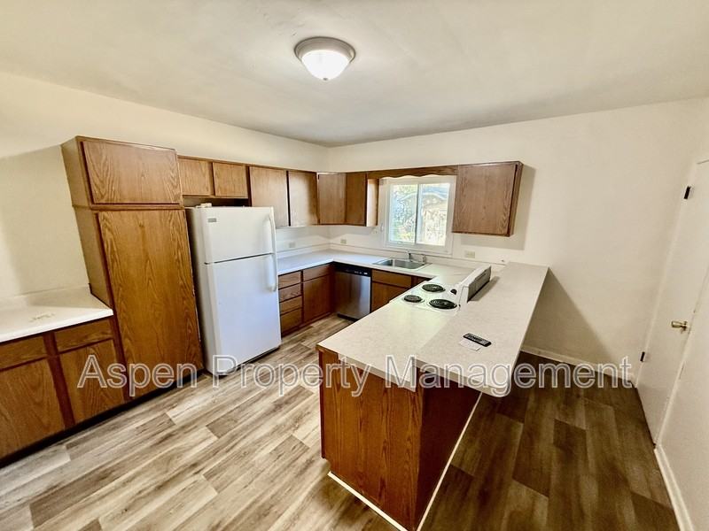 420 Hedge Ave - Photo 7 of 9