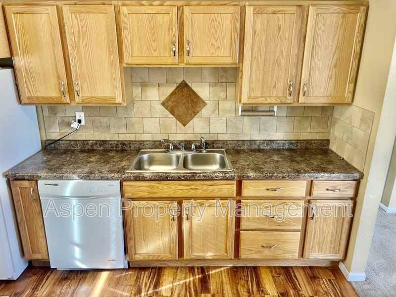 1103 Hillary Ave - Photo 3 of 9