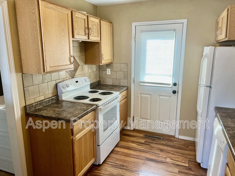 1103 Hillary Ave - Photo 4 of 9