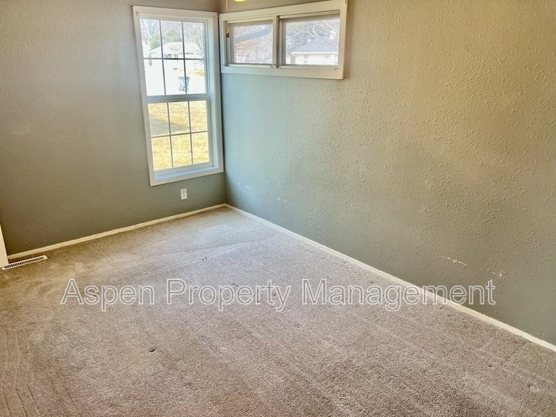 1103 Hillary Ave - Photo 5 of 9