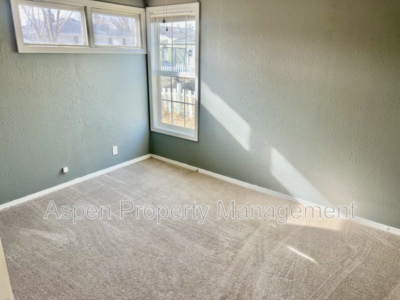 1103 Hillary Ave - Photo 6 of 9