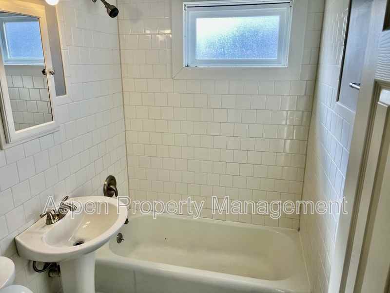 1103 Hillary Ave - Photo 7 of 9