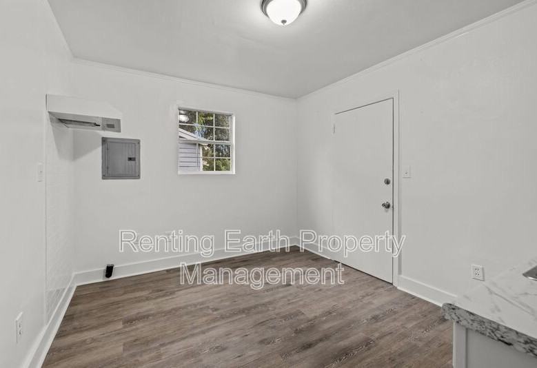 4010 Vandiver Ct - Photo 4 of 14