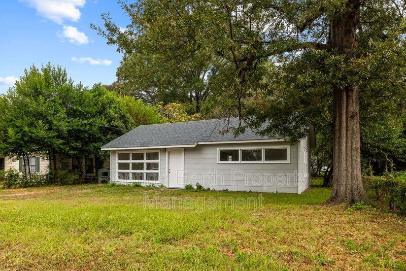 341 Chisholm St - Photo 3 of 15