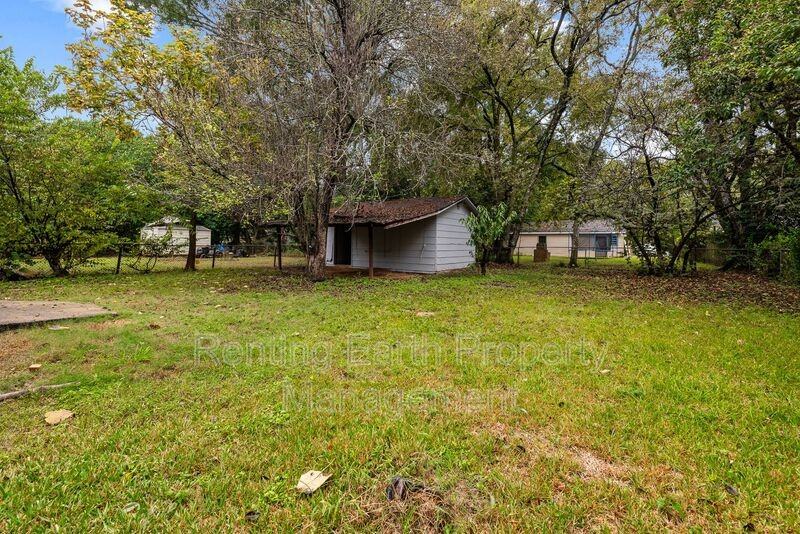 341 Chisholm St - Photo 4 of 15