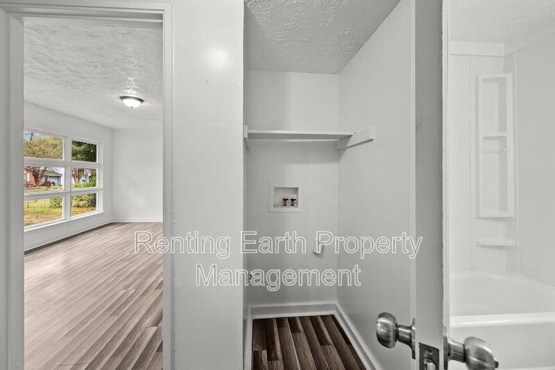 341 Chisholm St - Photo 7 of 15