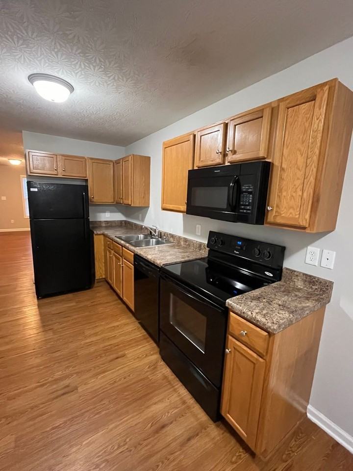 406 Upper Stone Ave - Photo 4 of 18