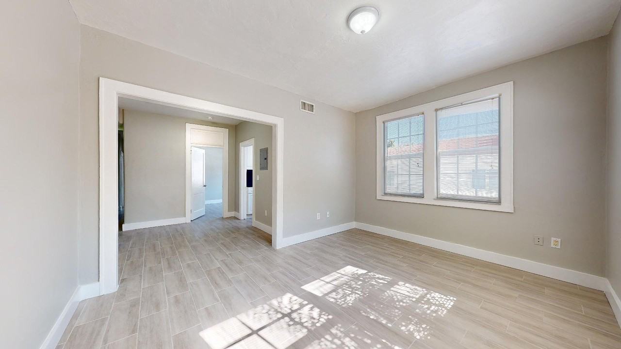 433 Northwest 25th Avenue - Photo 4 of 19