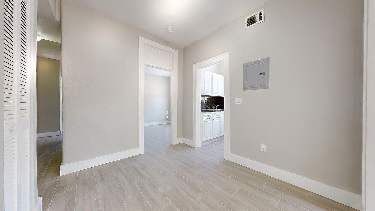 433 Northwest 25th Avenue - Photo 5 of 19