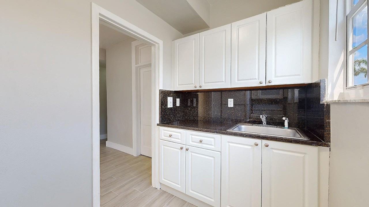 433 Northwest 25th Avenue - Photo 7 of 19