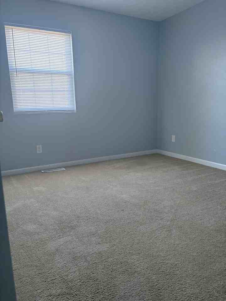 1111 Grooms - Photo 4 of 5