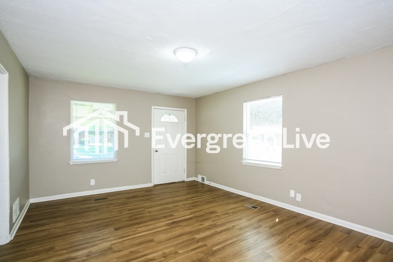 214 S Gladstone Ave - Photo 4 of 15