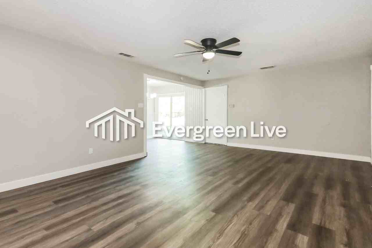 1501 Shady Ln - Photo 3 of 15