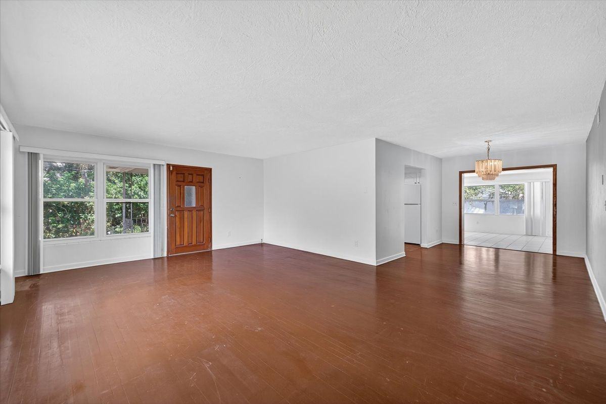 215 Edgewater Dr - Photo 3 of 7
