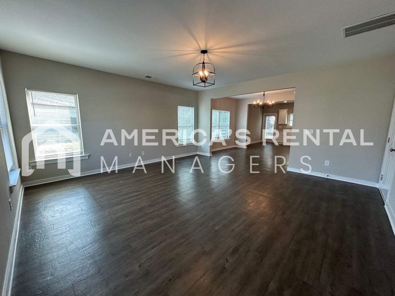 1505 Brookhaven Dr - Photo 4 of 33