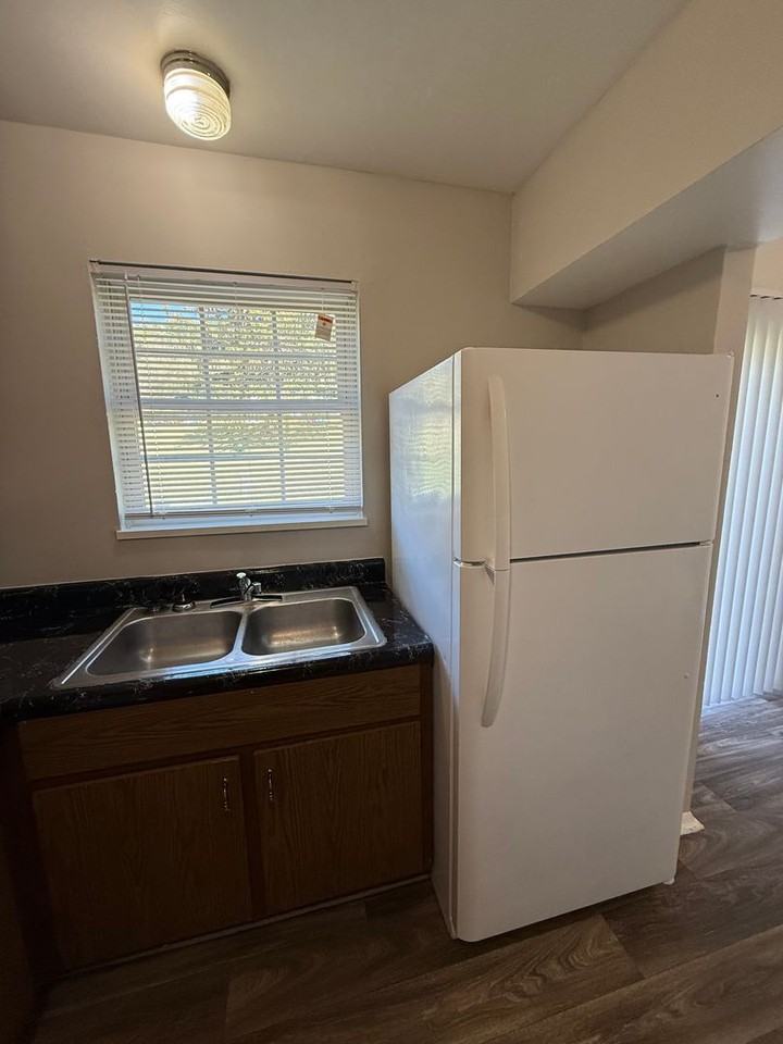 4805 Lakeside Dr - Photo 4 of 11