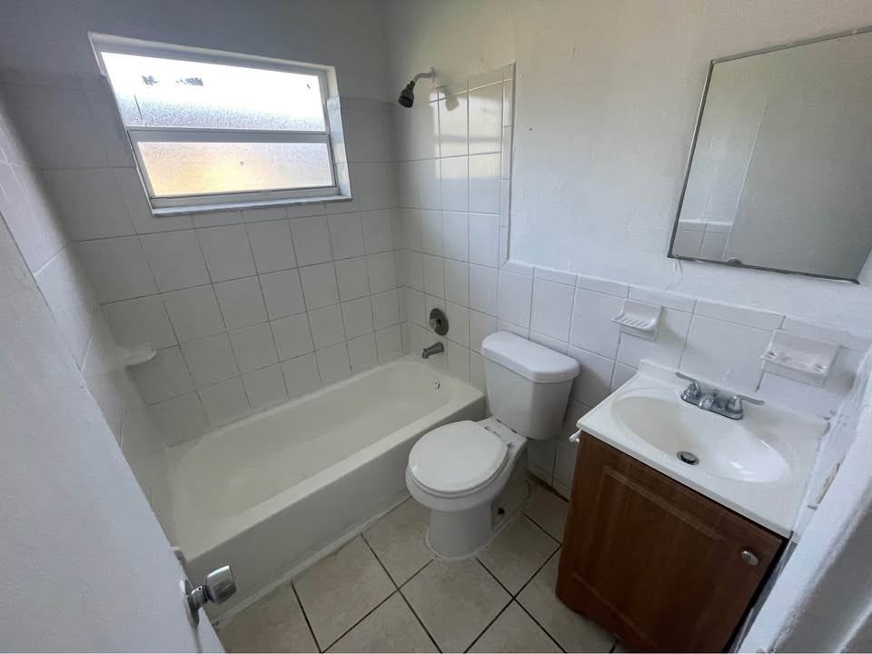 736 Nw 14th Ter #3 - Photo 5 of 6