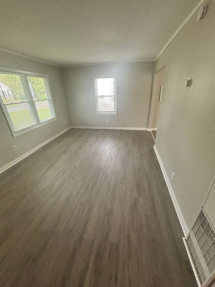 364 Baker St - Photo 5 of 9