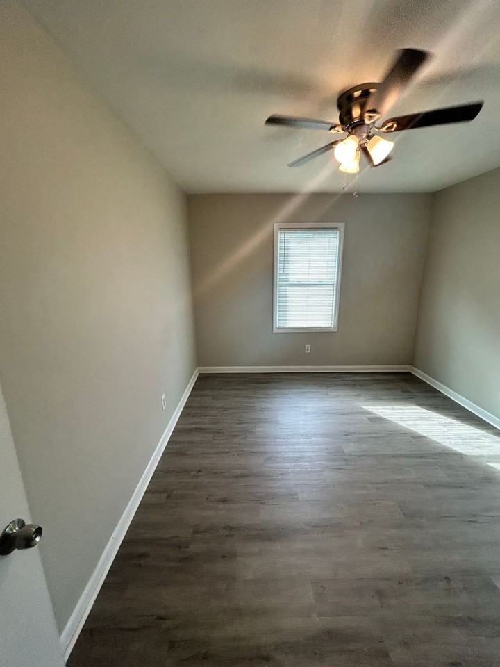 364 Baker St - Photo 6 of 9