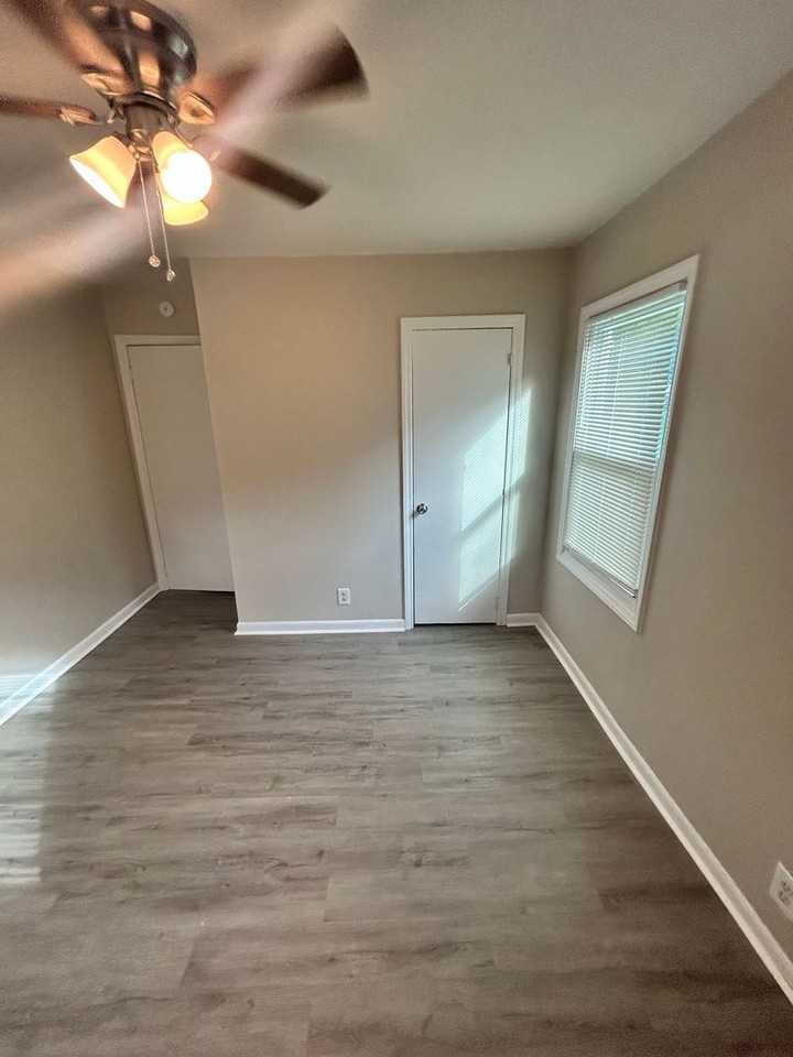 364 Baker St - Photo 7 of 9