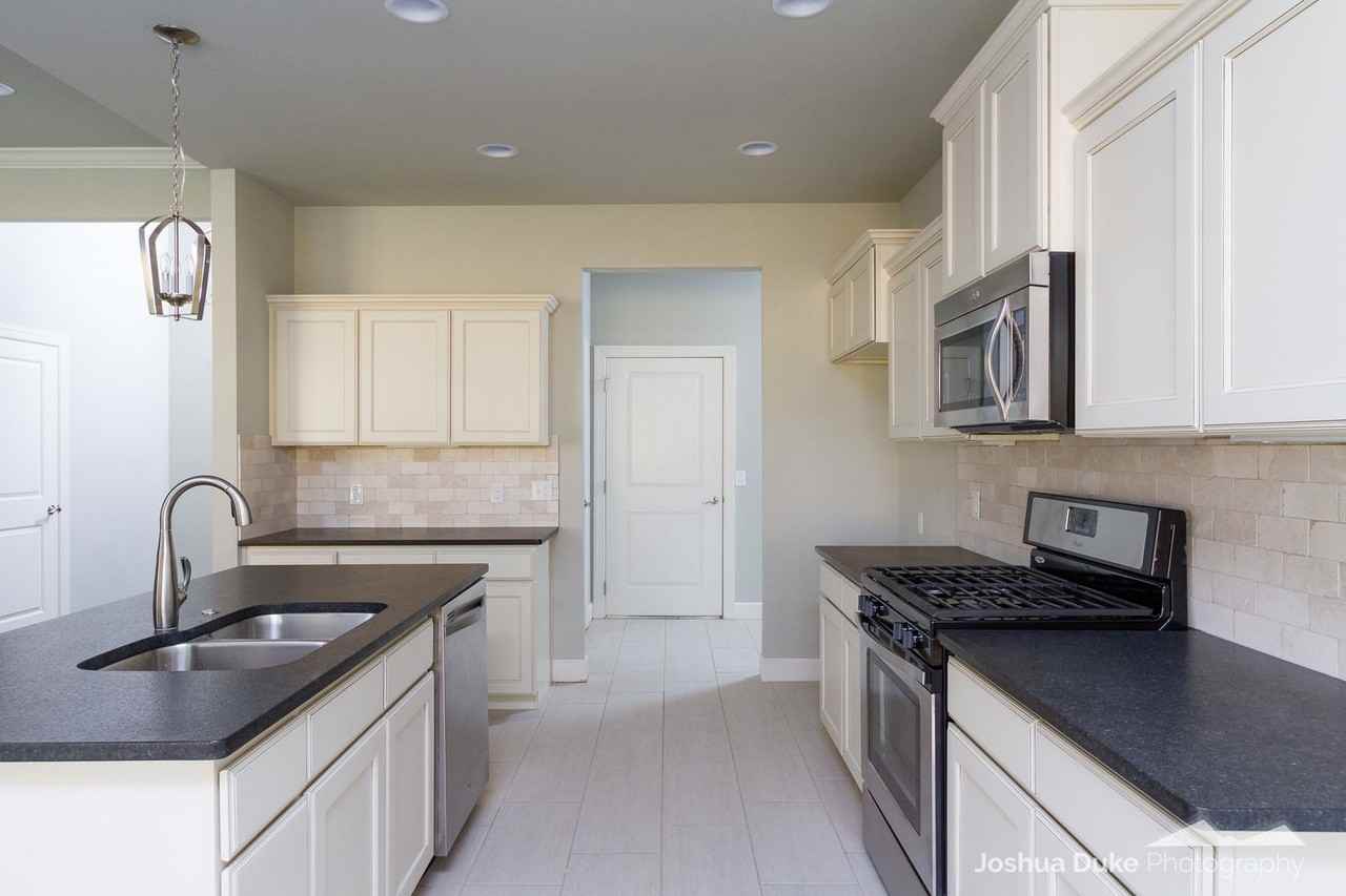 703 E Thornstone Ave - Photo 5 of 32