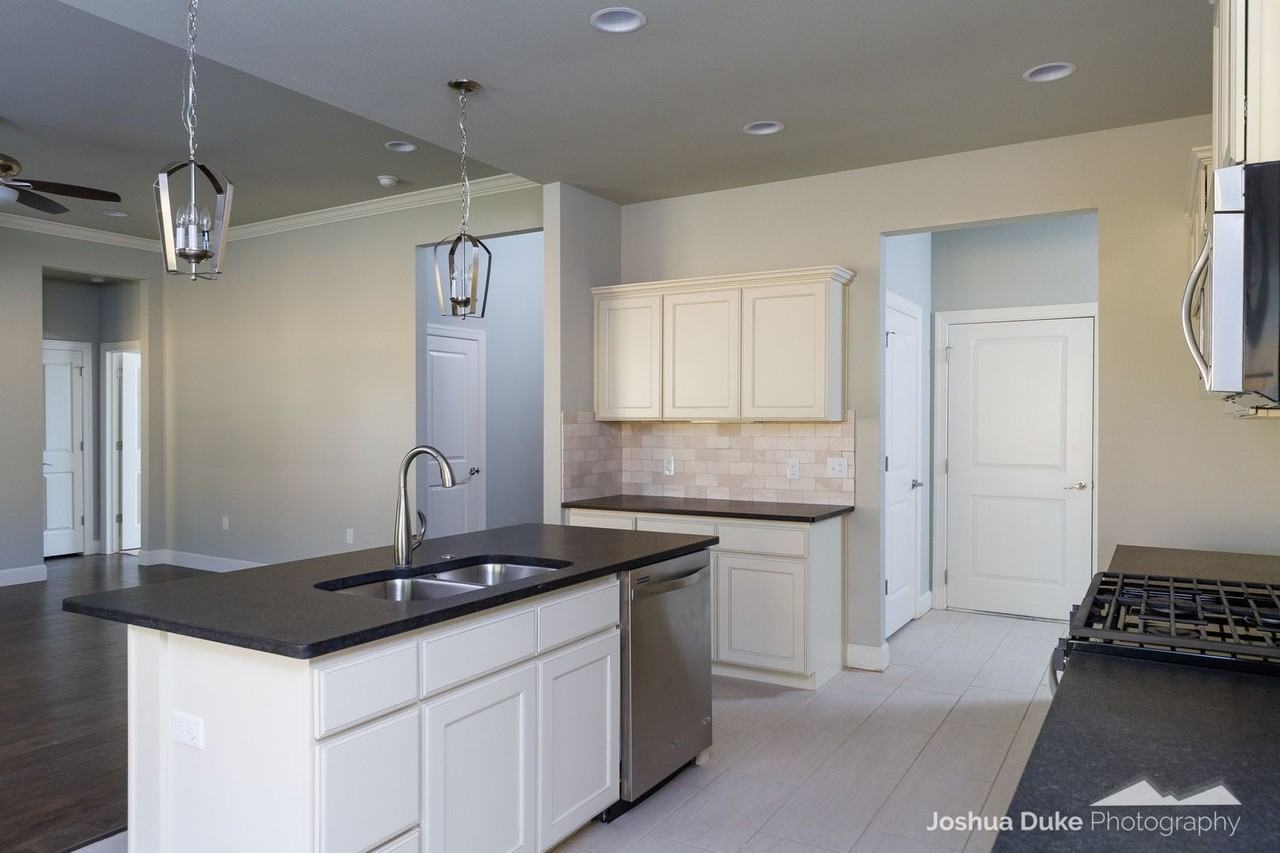 703 E Thornstone Ave - Photo 7 of 32