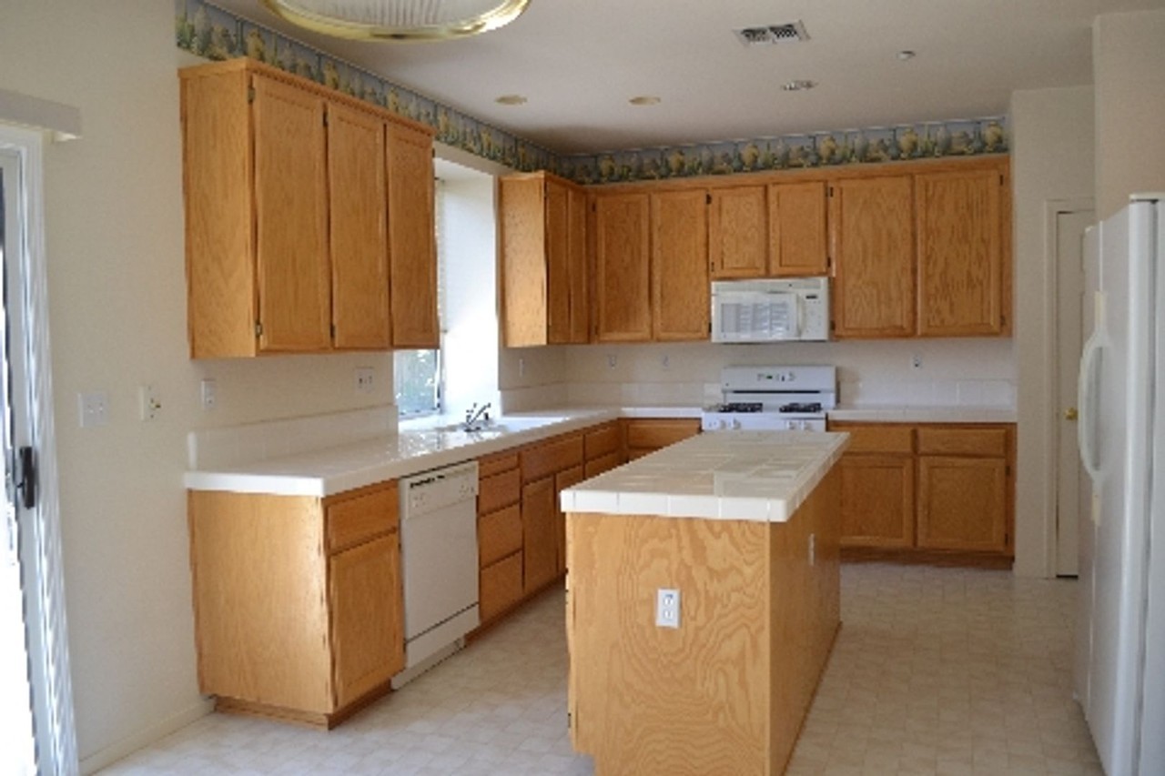 927 Cranston Dr - Photo 4 of 8