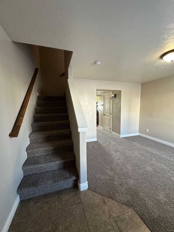 446 W 6th S - Photo 4 of 22