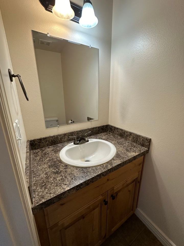 446 W 6th S - Photo 6 of 22